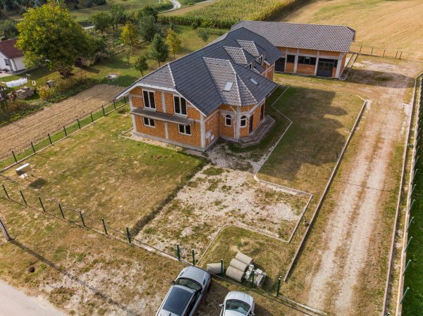 KUĆA I OBJEKT ZA ŠIRU NAMJENU (POSLOVNI, STAMBENI, SKLADIŠNI i dr.) 1