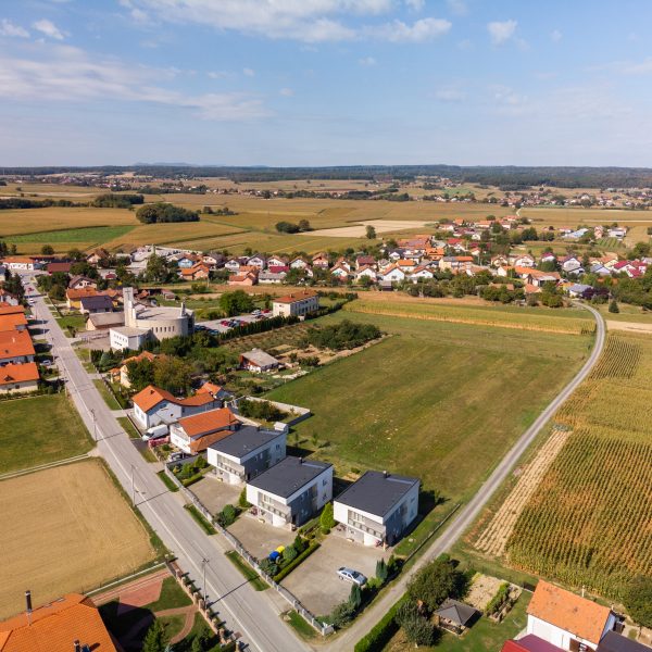 PANORAMSKI PRIKAZ CRKVE I OBJEKATA UZ CRKVU