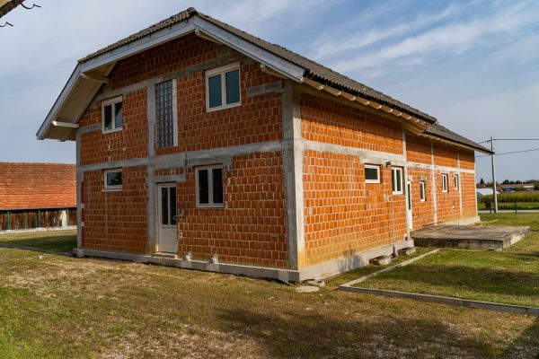PRIKAZ TERASA 25m2 IZLAZ IZ KUHINJE I DNEVNOG BORAVKA POVRŠINE 70m2